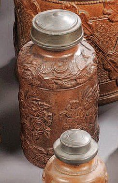 EST Six pots à tabac en grès à vernis salin à fond brun décoré en relief de fleurs...
