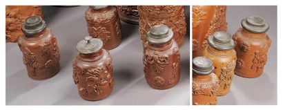 EST Six petits pots à tabac en grès à vernis salin à fond brun décorés en relief...