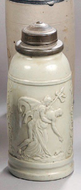 Allemagne Pot à tabac cylindrique en grès vernis décoré en relief de scènes mythologique,...