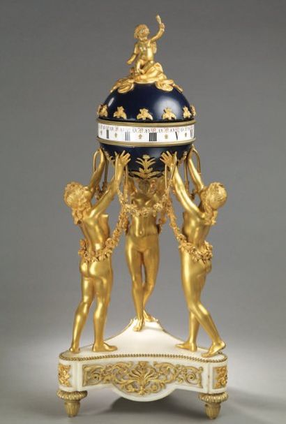 null Pendule en marbre blanc et ornementation de bronze doré, d'après Clodion représentant...
