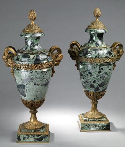 null Paire de pots couverts en marbre vert de Grèce, ornementation de bronze à décor...