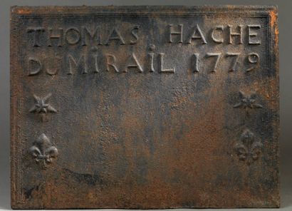 Jean-François HACHE (1730-1796) Rare plaque de cheminée en fonte à décor de fleurs...