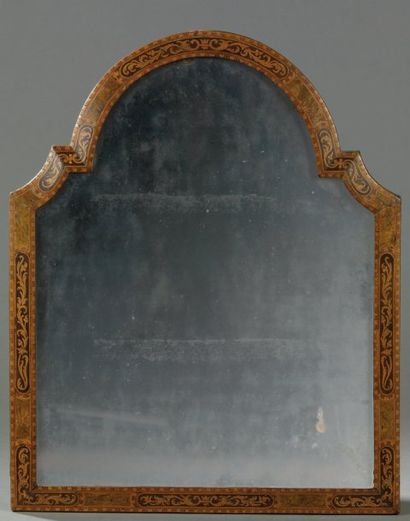 Pierre Hache (1705-1776) Miroir d'applique à cadre en placage et marqueterie de bois...