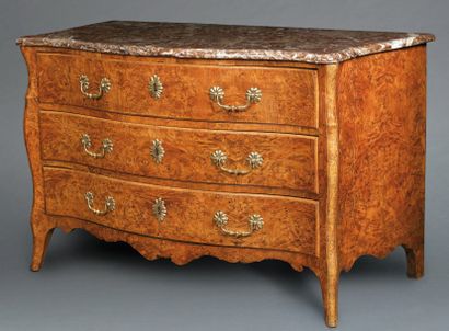 null Commode galbée en frêne et placage de ronce de frêne, ouvrant à trois tiroirs,...