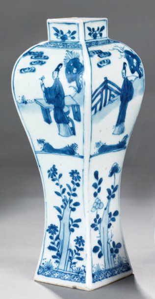 null Vase de forme carrée à panse haute en porcelaine décorée en bleu sous couverte...