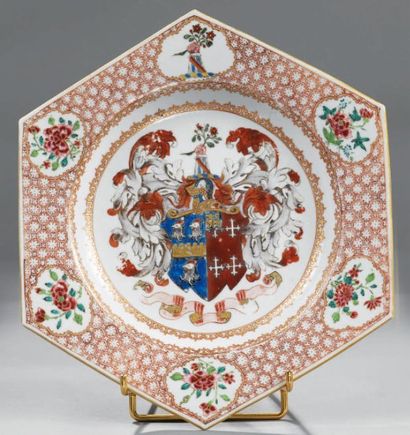 null Assiette de forme hexagonale en porcelaine décorée en émaux polychromes de la...