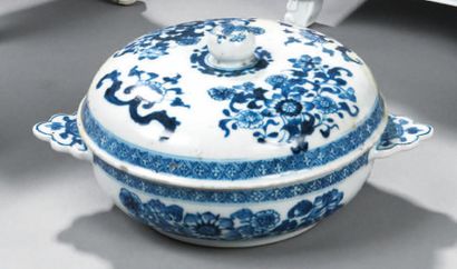 null Bouillon couvert à deux anses en porcelaine décorée en bleu sous couverte de...