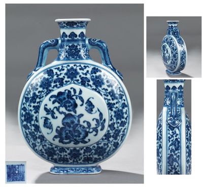 null Gourde de pélerin "bian hu" en porcelaine décorée en bleu sous couverte sur...