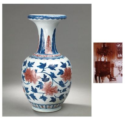 null Vase balustre à col évasé en porcelaine décorée en rouge et bleu sous couverte...