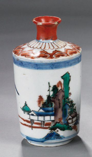 null Bouteille à saké en porcelaine décorée en bleu sous couverte et émaux polychromes...