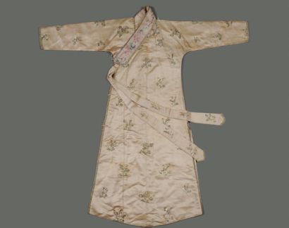 null Textiles Robe en soie beige, brodée en fils vert et argenté de fleurs dans leur...