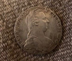 null MARIE THÉRÈSE (1740-1780)

Thaler 1780

Une pièce en argent. 

Patine irisé...