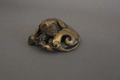 null Groupe en bronze doré figurant un chien lové avec son chiot.
Chine, XIXème siècle.
Longueur...
