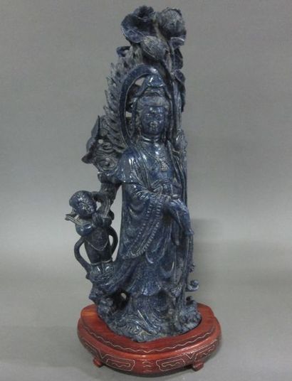null Guanyin et Poussah en lapis sculpté.

Chine, XXème siècle.

H : 38 cm