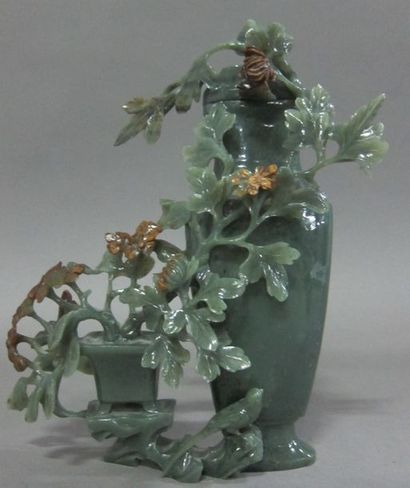 null Vase à panse plate et caisse de fleurs en jade partiellement rouillé. 

Chine,...