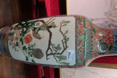 null Chine,  vase en porcelaine à décor polychrome d'oiseaux dans les branchages  ...
