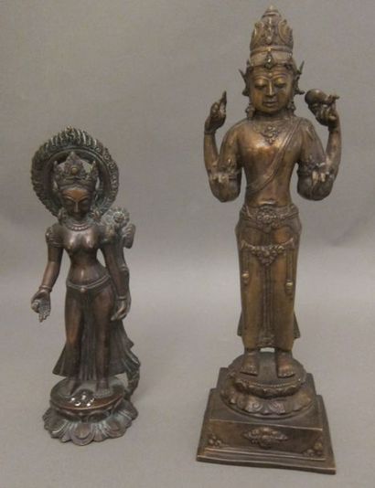 null Lot comprenant :

- Statue de Visnu en cuivre richement paré reposant sur une...