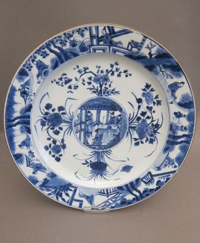 null CHINE 

Grand plat en porcelaine bleu et blanc à décor de scène de palais dans...