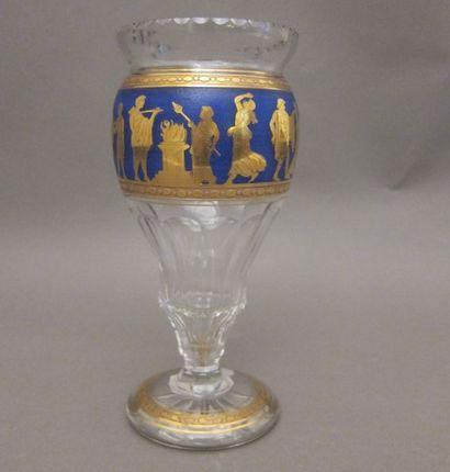 null Dans de goût du Val-Saint-Lambert

Vase sur piedouche en cristal taillé décoré...