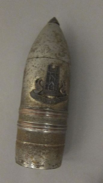 null Munition ornée en relief de la Cathédrale de Reims.

H : 12 cm