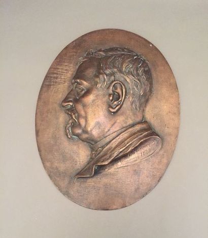 null Plaque en bronze représentant en relief un profil d'homme en buste.

Signé sur...