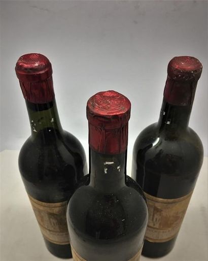 null 12 bouteilles de Château Ducru-Beaucaillou Saint-Julien 1955.
1 base goulot,...