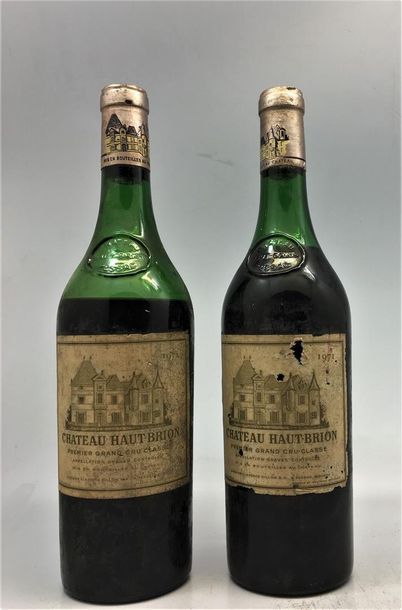 null 2 bouteilles de Château Haut Brion Premier Grand Cru Classé Graves 1971.
1 vidange,...