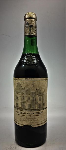 null 1 bouteille de Château Haut Brion Premier Grand Cru Classé Graves 1974.
Base-goulot,...