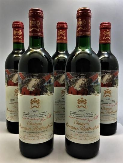 null 5 bouteilles de Château Mouton-Rothschild, Pauillac 1985.
1 base goulot, 1 très...