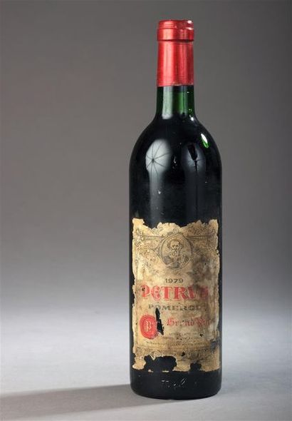 null 1 bouteille de Petrus Pomerol 1979.
Étiquette très sale, très abîmée, nombreux...