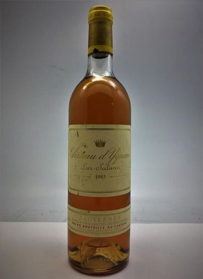 null 1 bouteille de Château d'Yquem, Lur-Saluces, Sauternes 1985.
Niveau très légèrement...