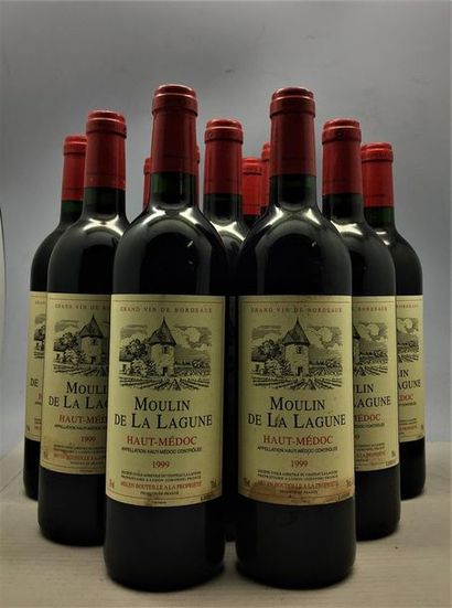 null 12 bouteilles de Moulin de la Lagune Haut-Médoc 1999, en caisse bois d'origine.
Traces...
