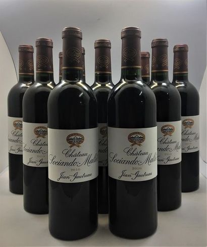 null 12 bouteilles de Château Sociando-Mallet Haut-Médoc 2010, en caisse bois d'...