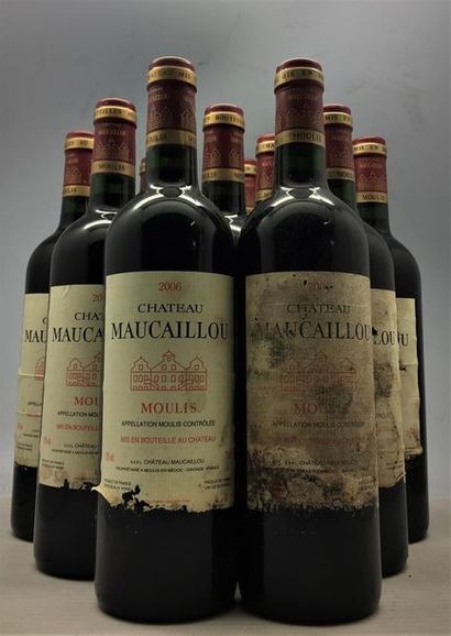 null 12 bouteilles de Château Maucaillou Moulis 2006, en caisse bois d'origine.
7...