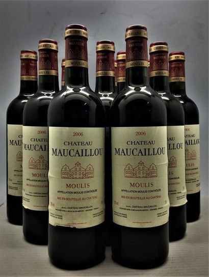 null 12 bouteilles de Château Maucaillou Moulis 2006, en caisse bois d'origine.
Étiquettes...