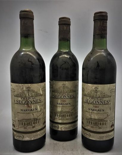 null 3 bouteilles de Château Segonnes Margaux 1982.
2 base-goulot, 1 haute-épaule,...