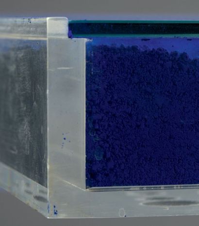 Yves KLEIN (1928-1962) Table Bleu Klein à plateau en verre et plexiglas intégrant...