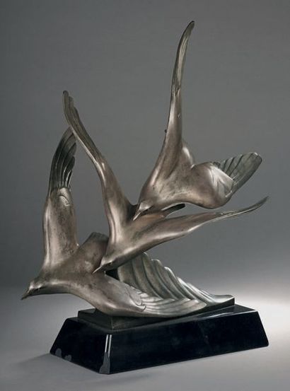 ALEXANDRE KELETY (1874-1940) Les trois mouettes
Épreuve en bronze à patine argentée...