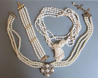 null Lot en perles composé de deux colliers multi rangs dont retenant un pendentif...