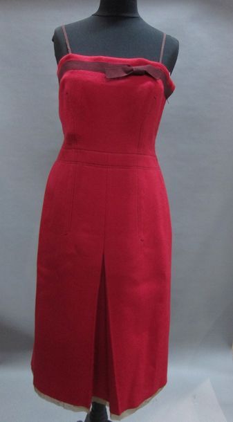 null PRADA : Lot composé d'une superbe robe bustier en lainage rouge, poitrine soulignée...