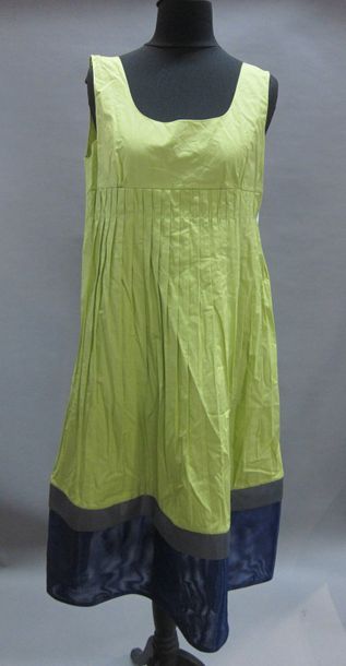 null MARNI : Lot composé de 3 robes en coton de formes diverses, l'une vert pistaches,...