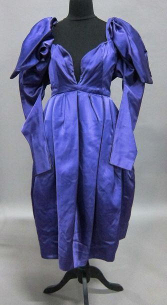 null Anonyme, MARNI : Lot composé d'une robe en satin violette, décolleté coeur,...