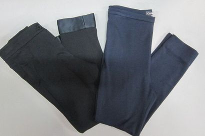 null CHANEL : Lot composé de 2 pantalons en lainage, l'un noir à revers satin, l'autre...