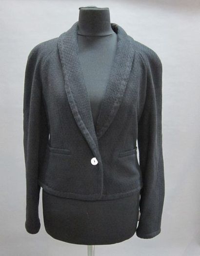 null CHANEL Uniform circa printemps 2009 : Veste en coton noir à liseré lurex argenté,...