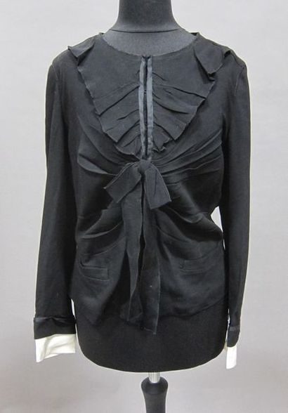 null PRADA : Veste en acétate noire, encolure ronde soulignée d'un plissé en V agrémentée...
