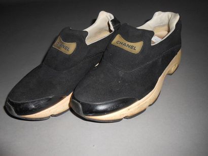null CHANEL : Paire de sneakers en daim noir à semelles blanches portant le nom de...