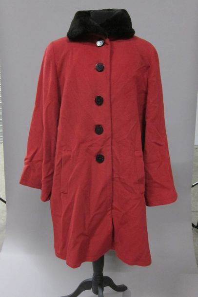 null Yves SAINT LAURENT fourrures : Manteau en laine et cachemire rouge, col en ragondin...