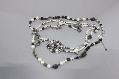 null CHANEL : magnifique ceinture de défilé à multi-rangs, composés de perles blanches,...