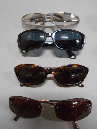 null CHANEL : Lot composé de 4 paires de lunettes de soleil dans leur écrin, de formes...