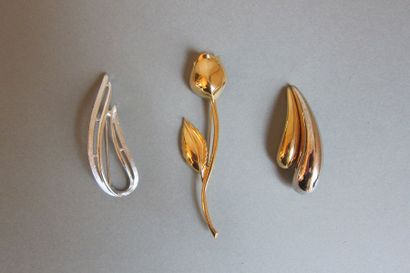 null GIVENCHY : Lot de 3 broches en métal doré ou argenté, l'une de forme tulipe,...